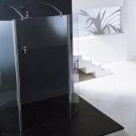 Minimalistyczna szklana kabina prysznicowa