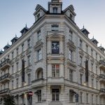 Fasada zabytkowej kamienicy narożnej z bogatą sztukaterią elewacyjną