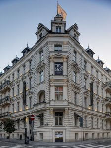 Fasada zabytkowej kamienicy narożnej z bogatą sztukaterią elewacyjną, we wnętrzy posadzka z płytek historycznych